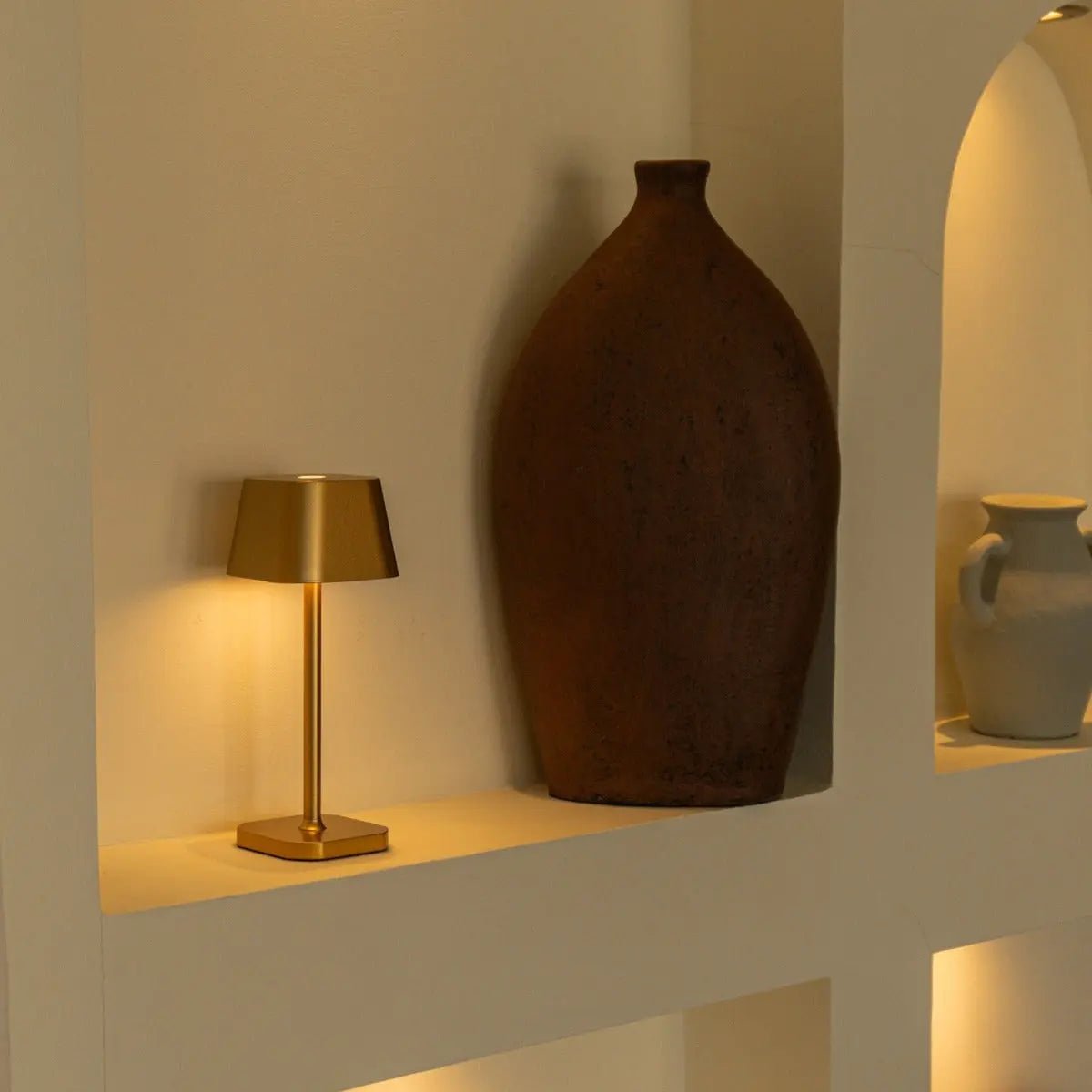 Ava kabellose Tischlampe in Gold