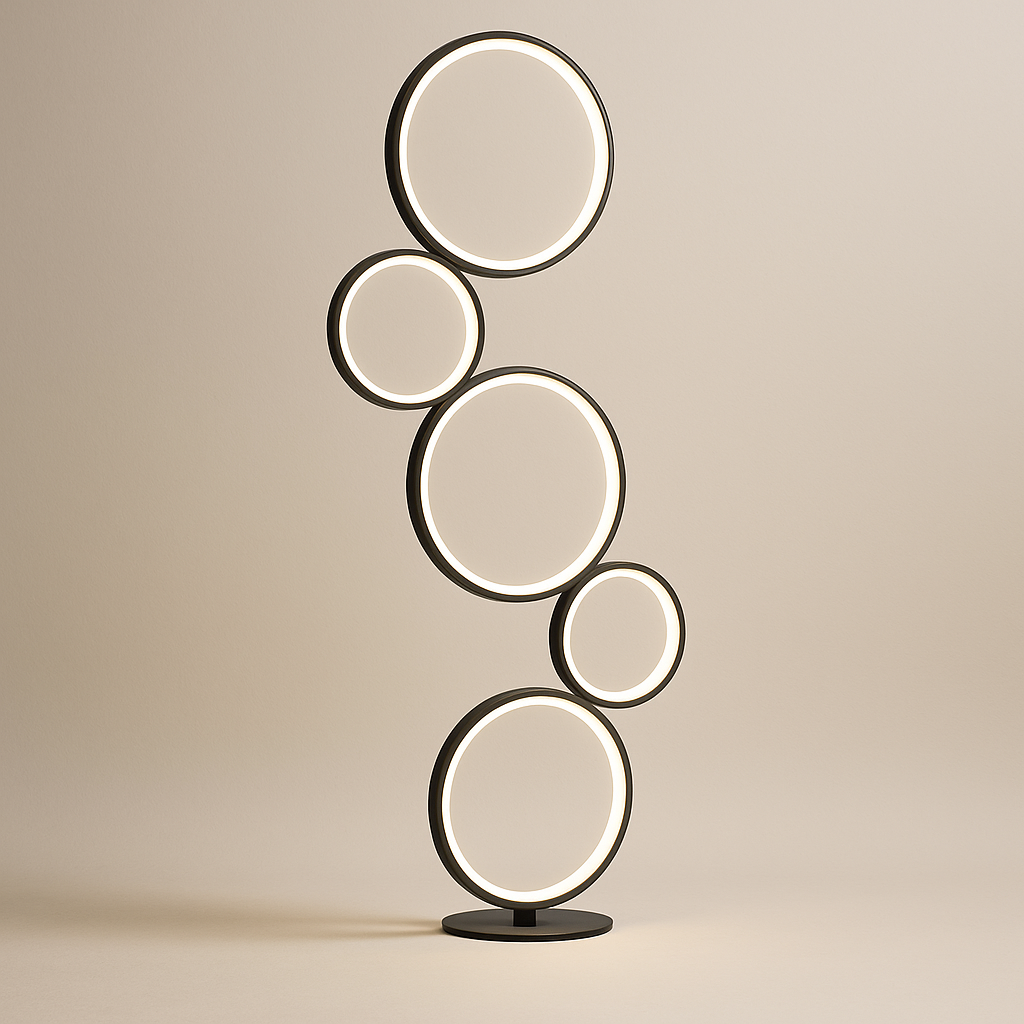 Skulpturale LED-Stehleuchte mit fünf ineinander verschlungenen leuchtenden Ringen in modernem Design, freigestellt auf weißem Hintergrund.