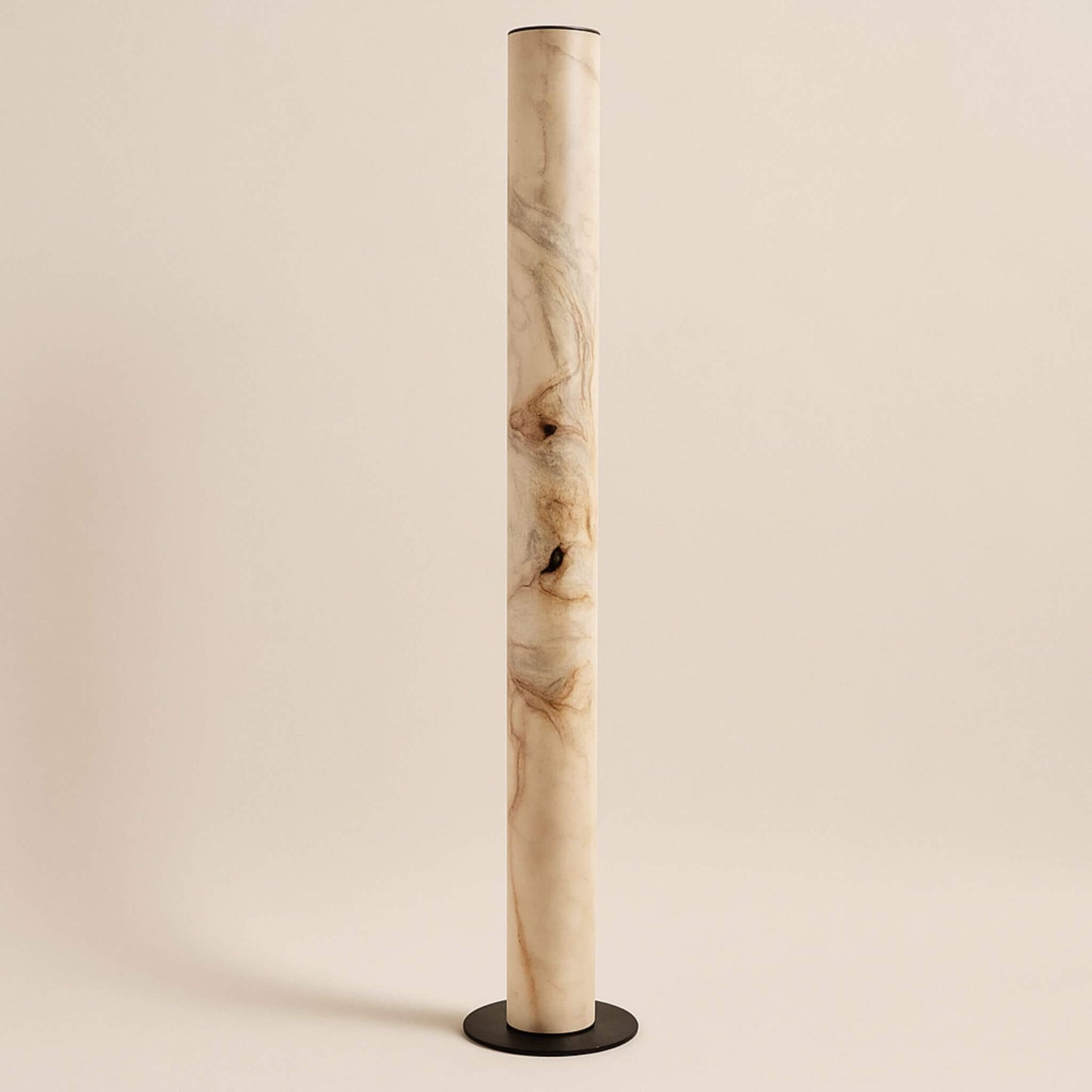 Freigestelltes Produktbild der „Columna Stehlampe“ aus Stein in Weißperle mit schwarzem runden Standfuß.