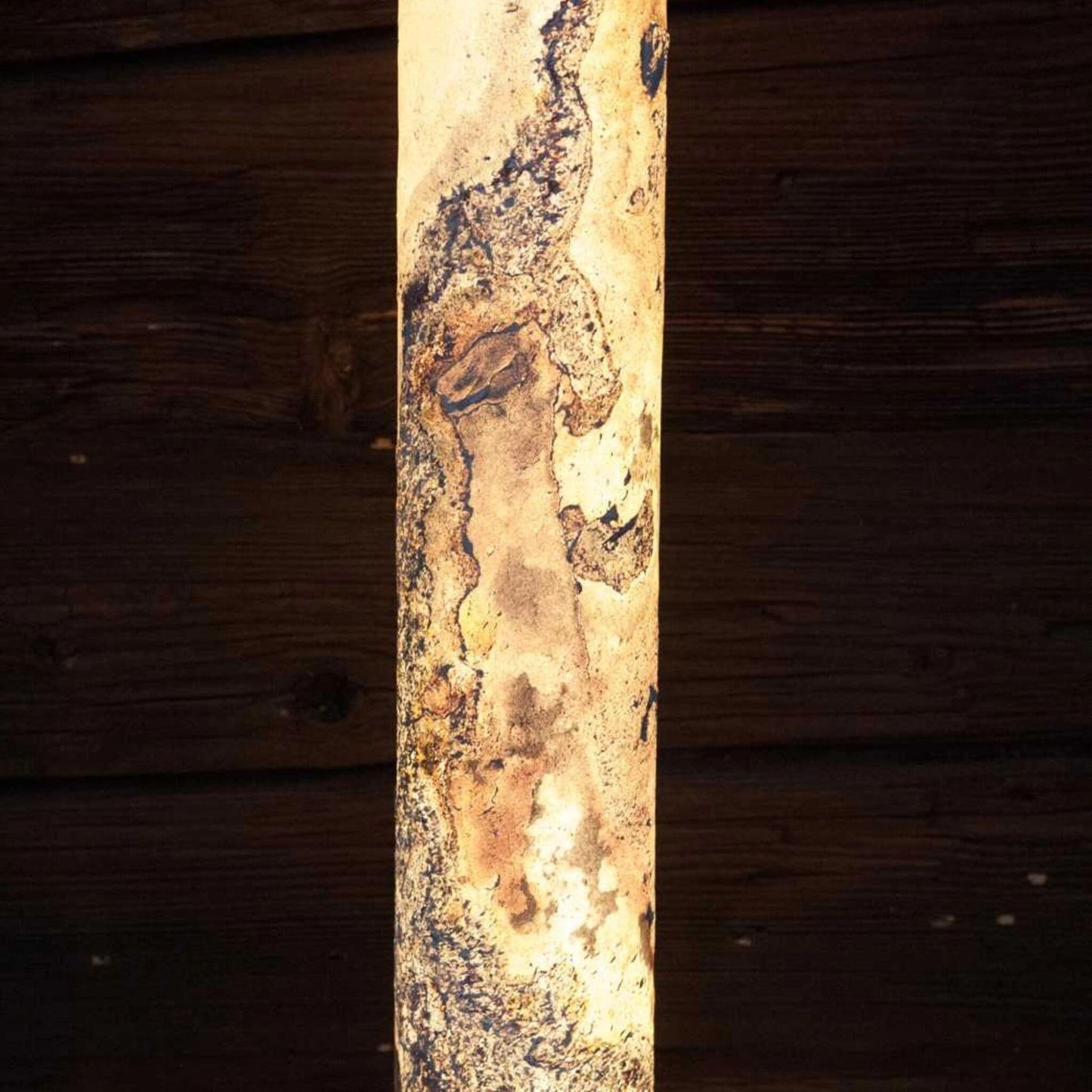 Nahaufnahme der Steinoberfläche der leuchtenden „Columna Stehlampe“ in Weißperle mit natürlicher Maserung.