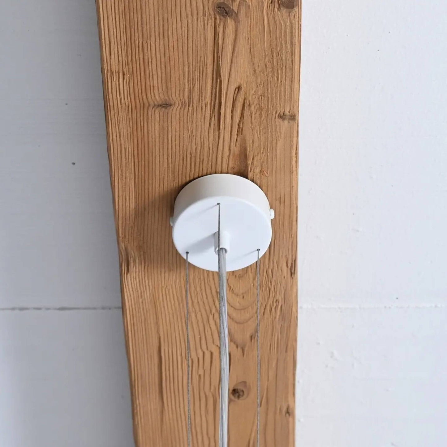 Detailaufnahme der weißen Deckenhalterung mit Kabeln der Discus 35 Pendelleuchte.