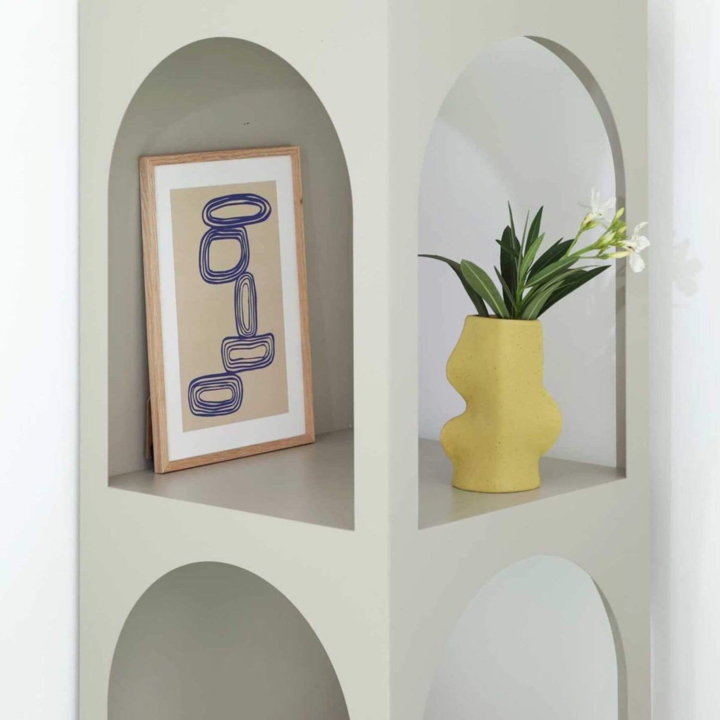 Vase mit Pflanze in Regalfach