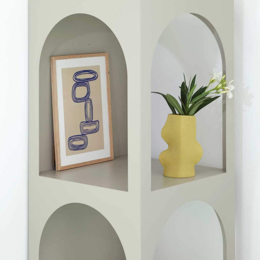 Vase mit Pflanze in Regalfach