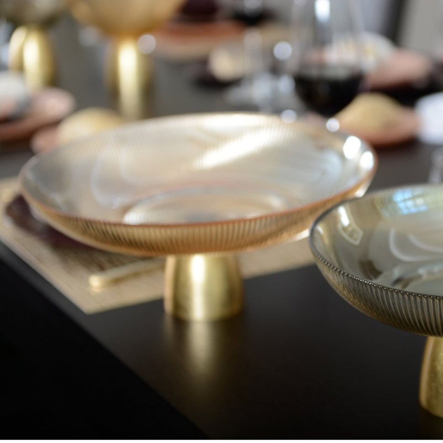 Gerippte Glas-Dekoschale mit Goldsockel 25 cm