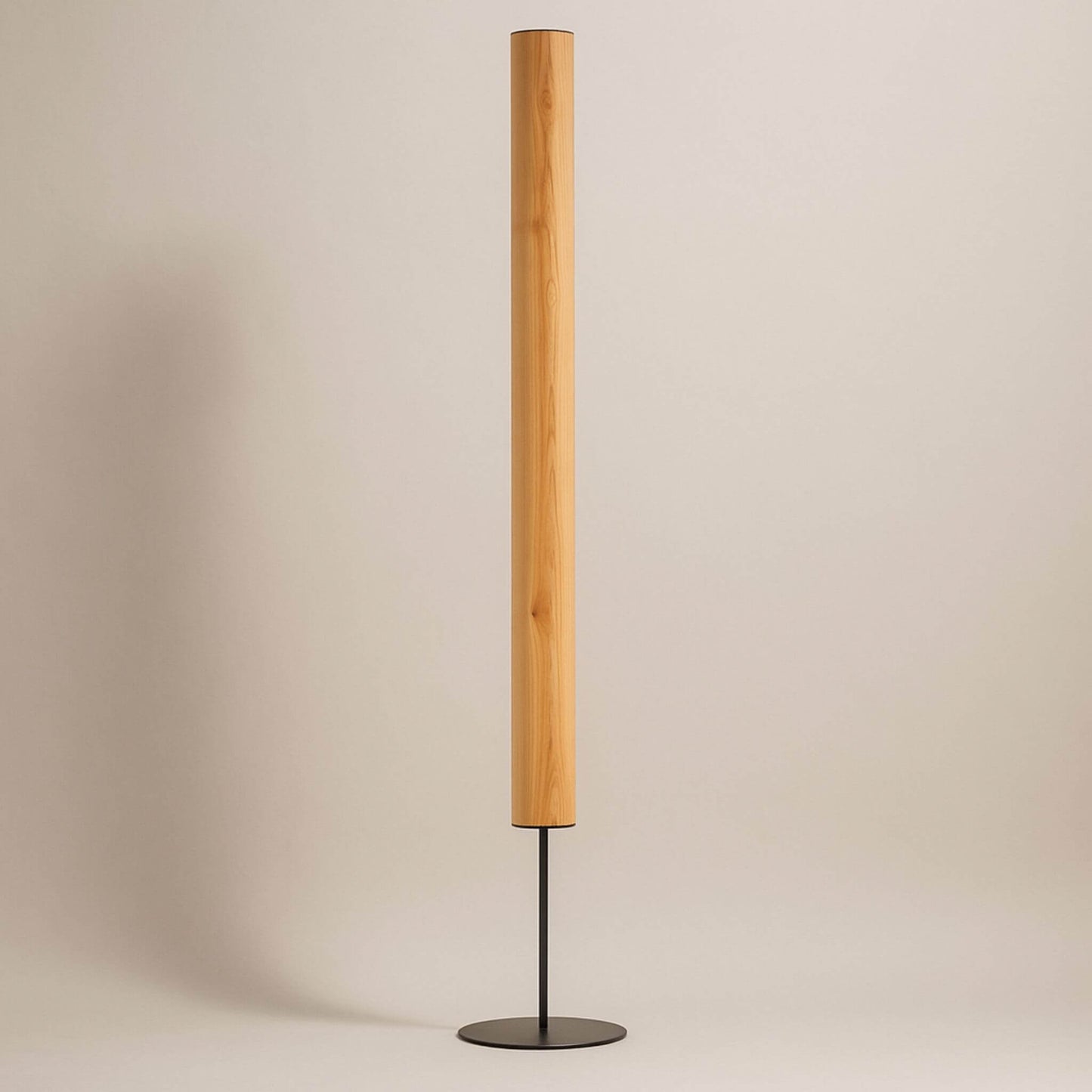 Minimalistische Gracia Stehlampe aus Eiche auf schwarzem Metallfuß, freistehend vor hellem Hintergrund.