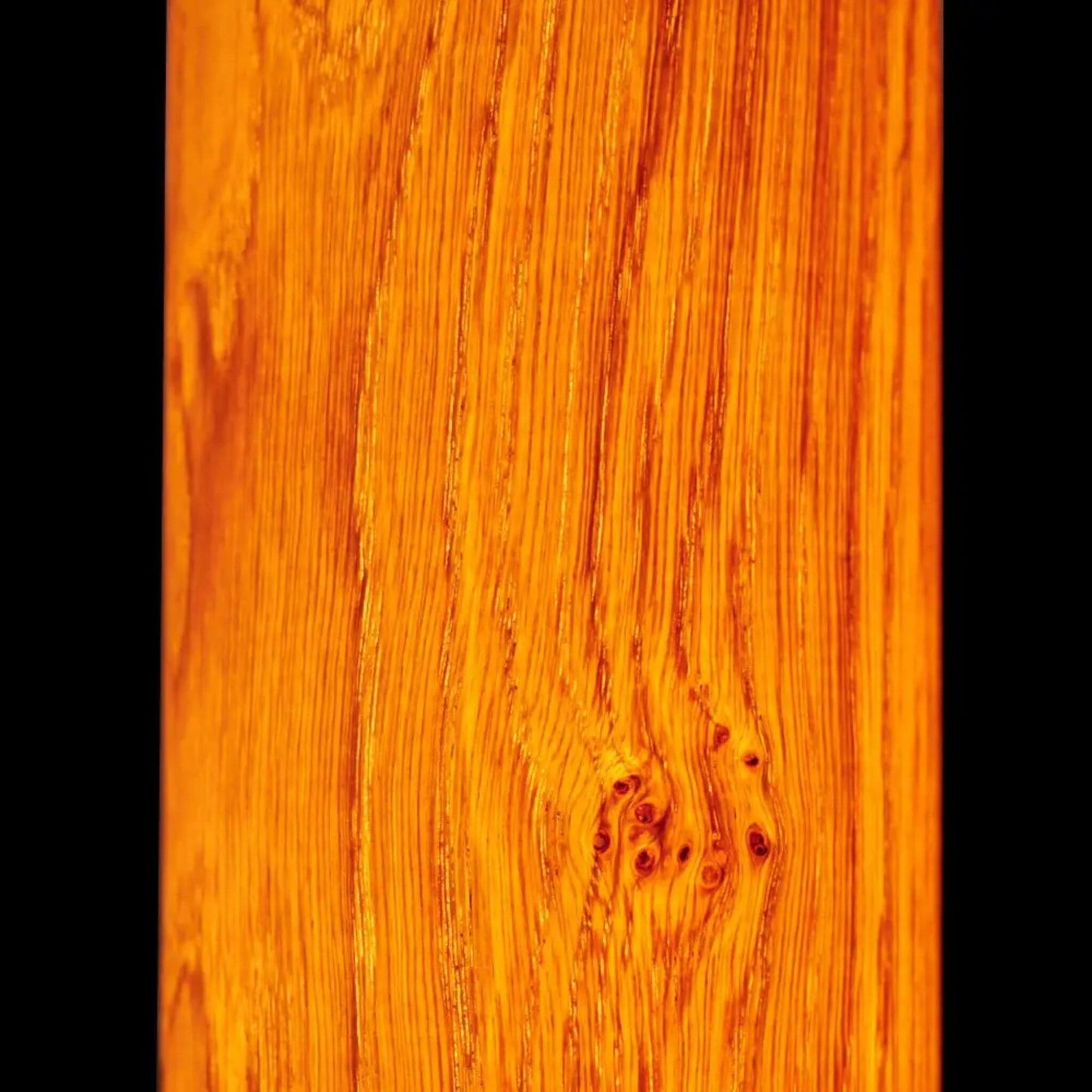 Nahaufnahme der leuchtenden Gracia Stehlampe aus Eiche mit warmem Licht, das die Holzstruktur betont.