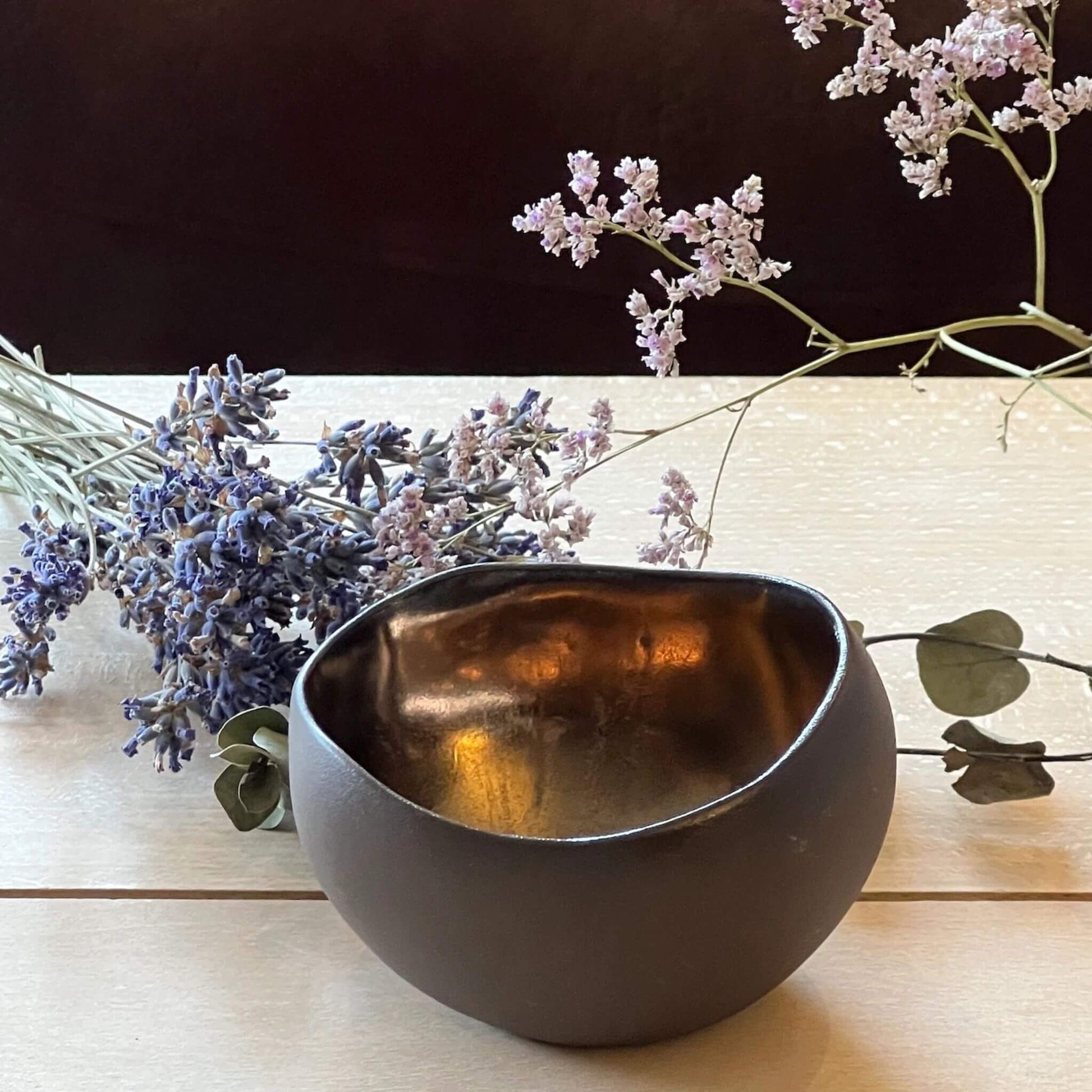 Kerzenständer mit Lavendel auf hellem Tisch