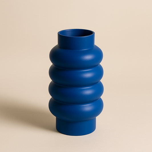 Blaue Loop Vase mit ringförmigem Design auf hellem Hintergrund.