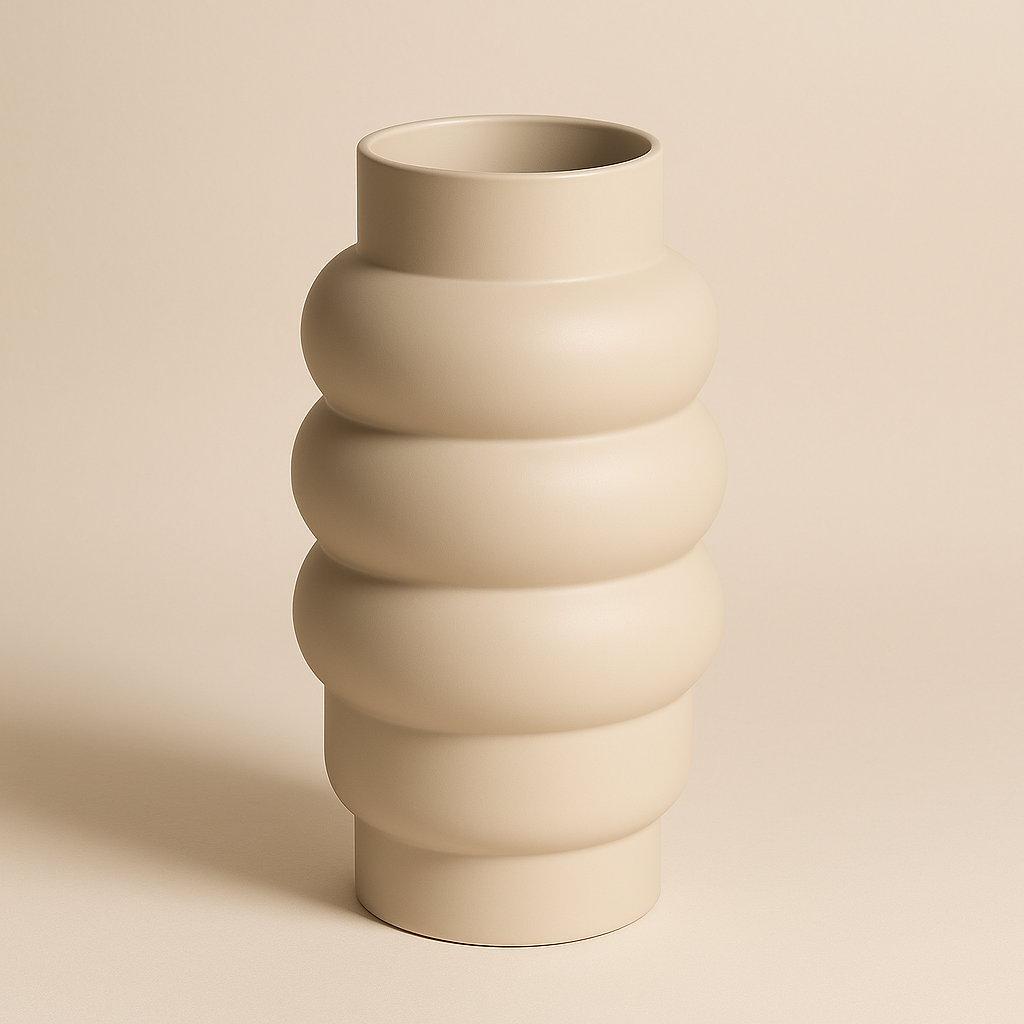 Hohe, off-white Vase mit markanter Spiralform auf hellem Hintergrund.