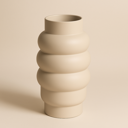 Hohe, off-white Vase mit markanter Spiralform auf hellem Hintergrund.