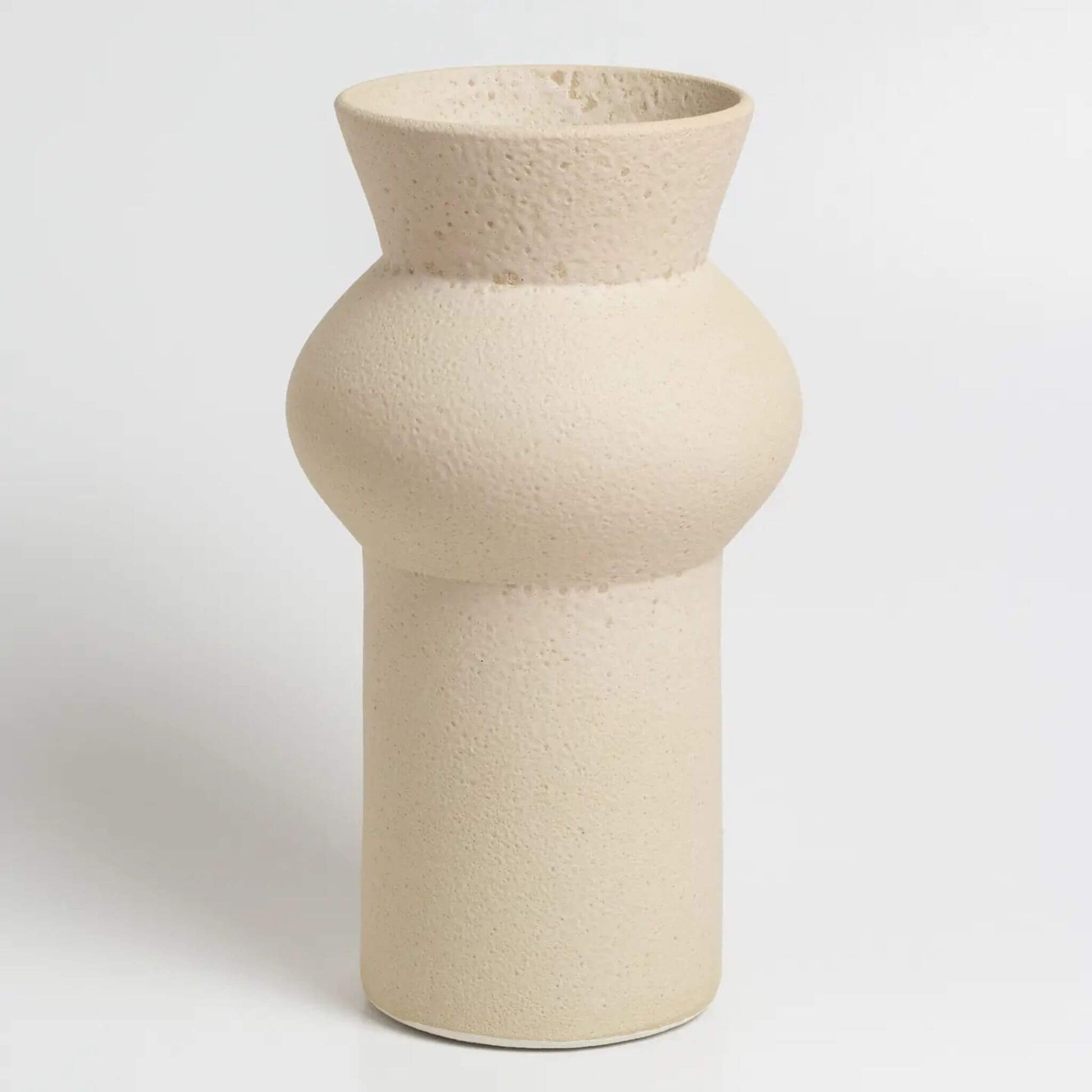 Zylindrische Vase in cremefarben mit bauchiger Mitte und strukturierter Oberfläche.
