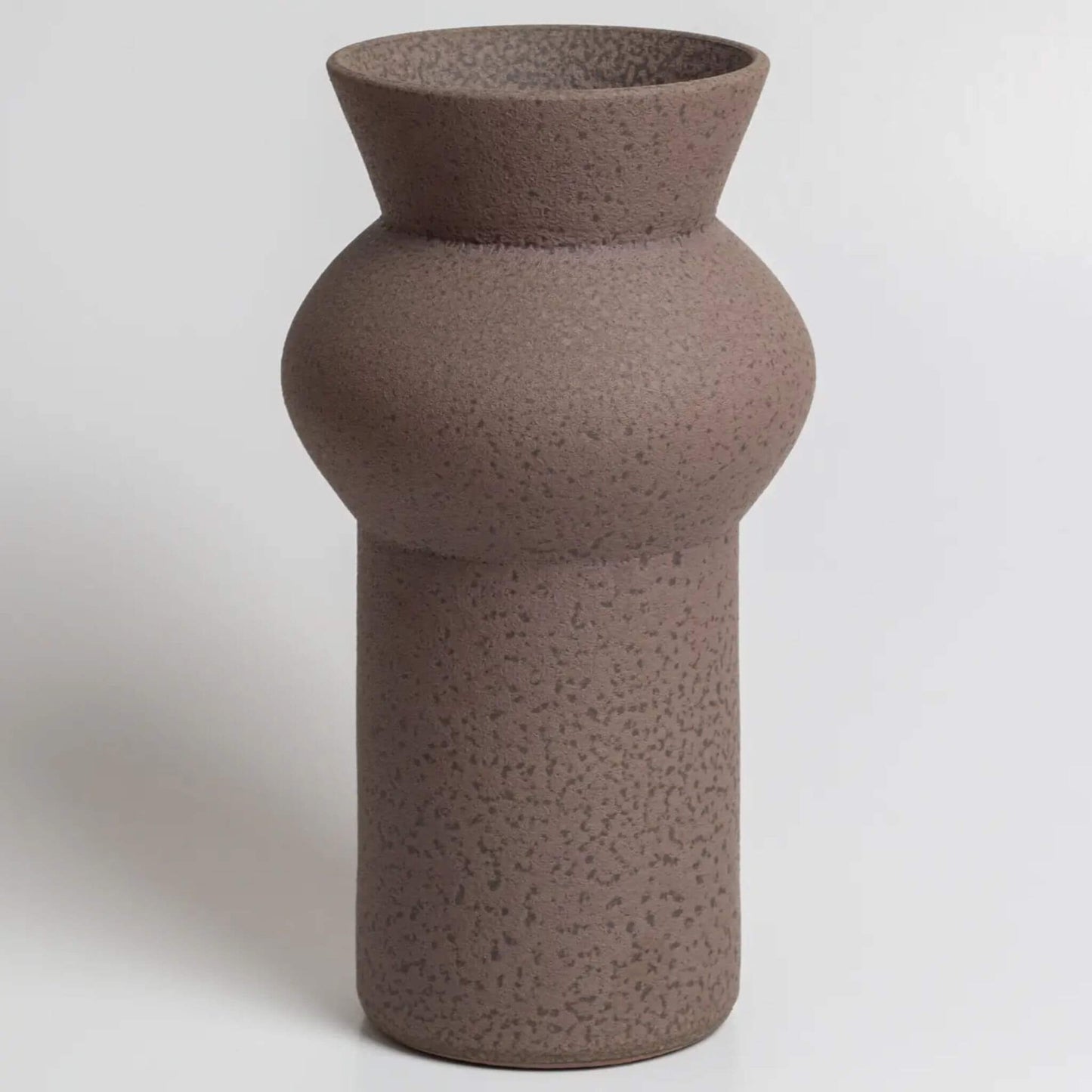Braune Vase mit bauchiger Mitte und matter, strukturierter Oberfläche
