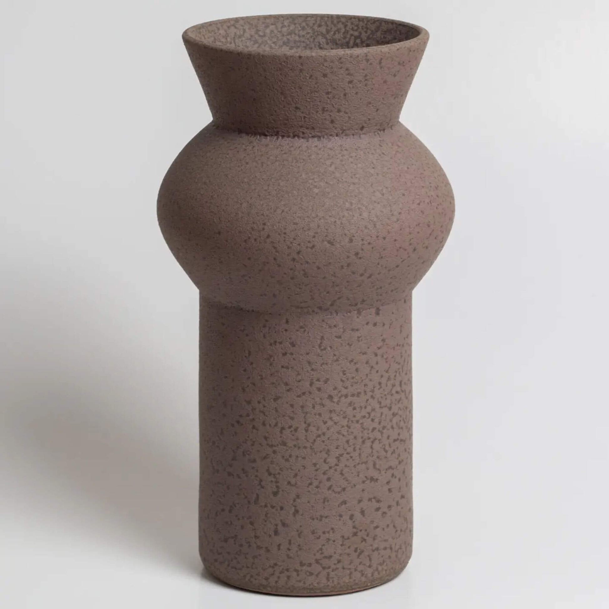 Braune Vase mit bauchiger Mitte und matter, strukturierter Oberfläche