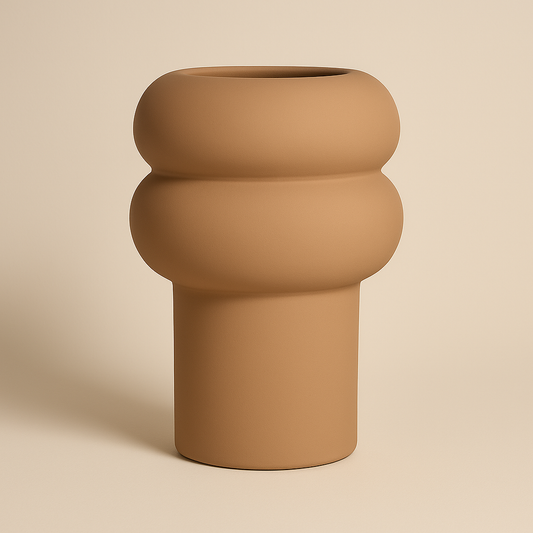 Große Vase in Hellbraun mit runder Wellenform und glatter Oberfläche.