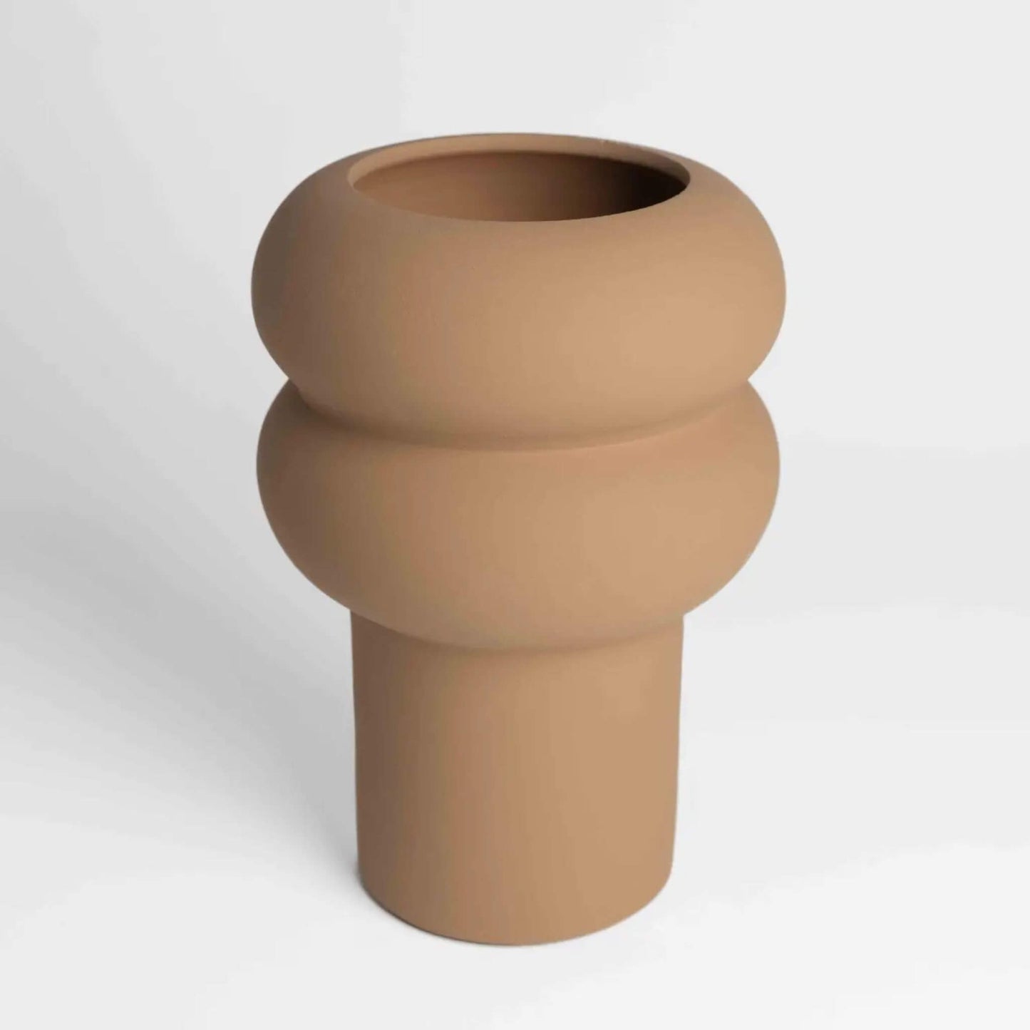 Große, hellbraune Vase mit markanter runder Wellenform.