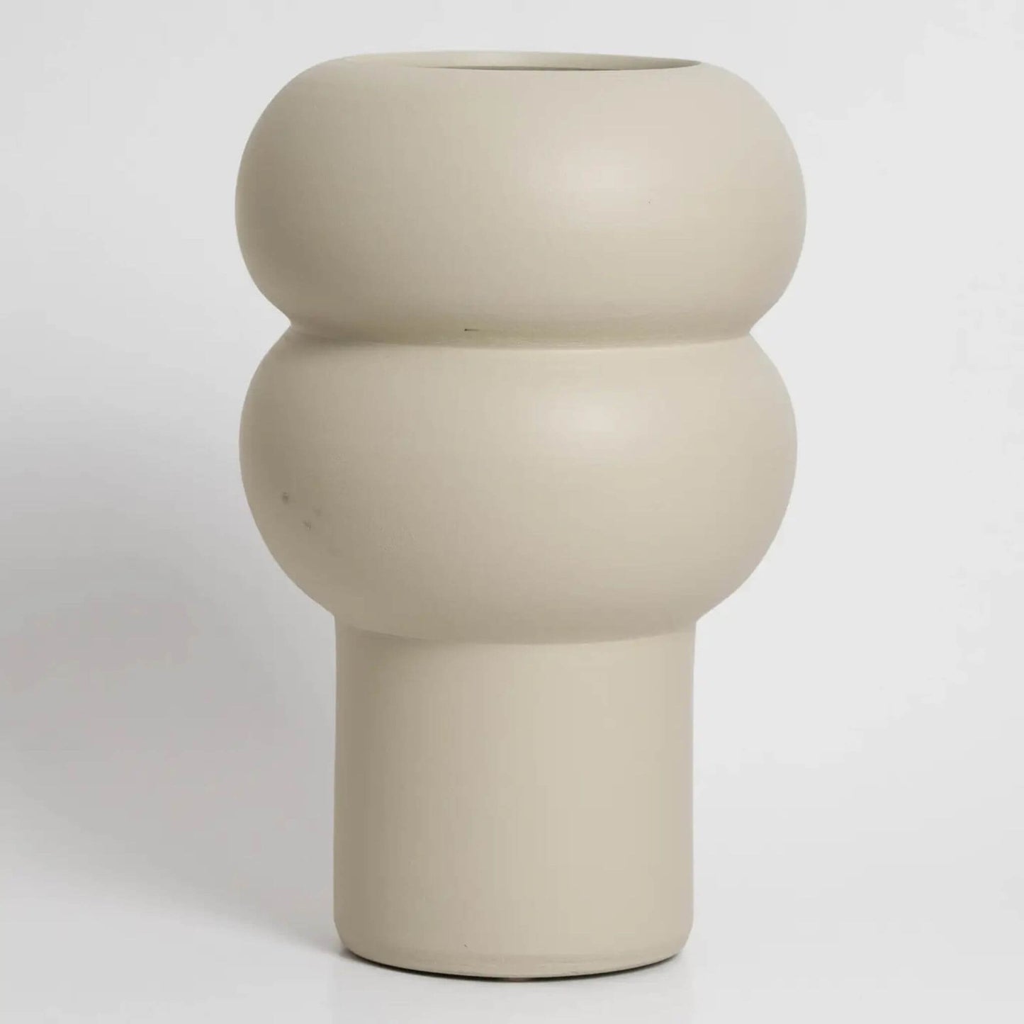 Große, Off-White Vase mit markanter runder Wellenform.