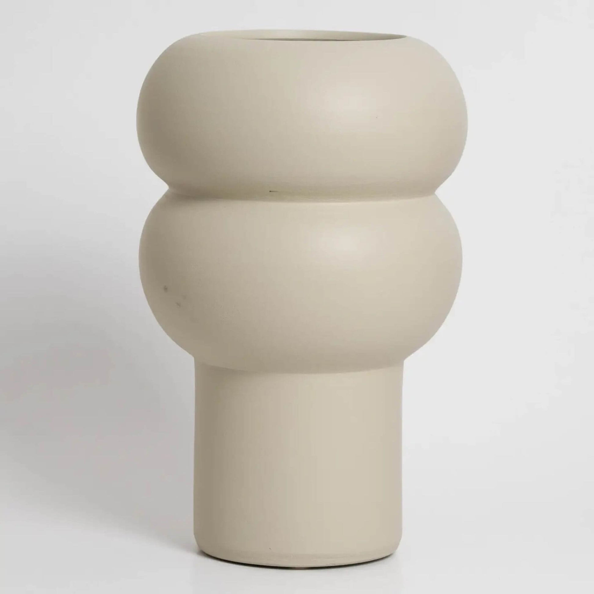 Große, Off-White Vase mit markanter runder Wellenform.