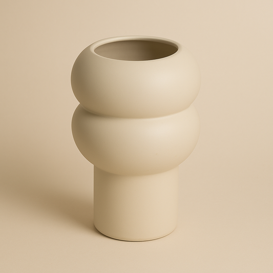Große Vase in Off-White mit runder Wellenform auf hellem Hintergrund.