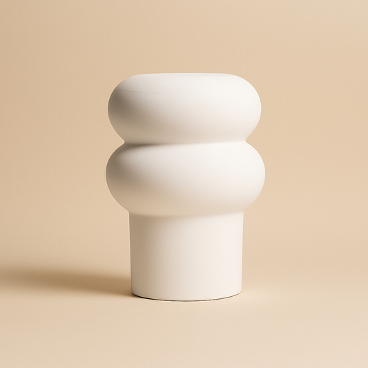 Große, weiße Vase mit runder Wellenform auf hellem Hintergrund.
