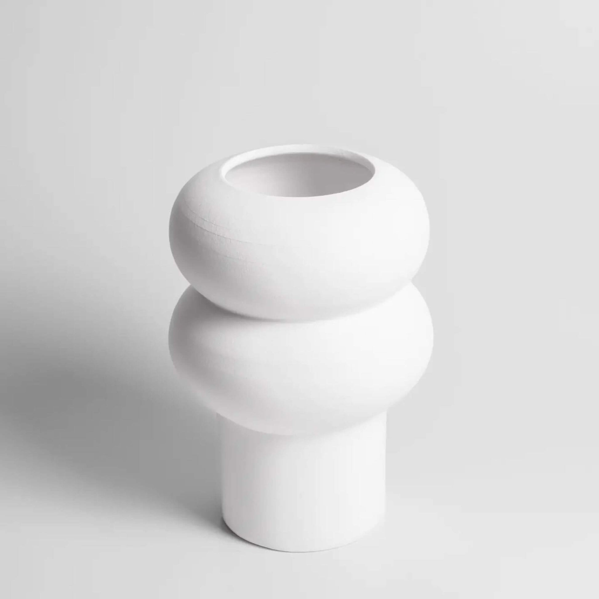 Große, weiße Vase mit markanter runder Wellenform.