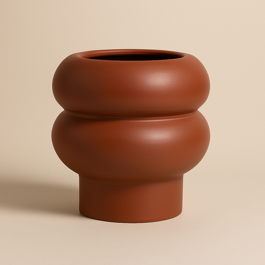 Kleine bauchige Vase in Terrakotta mit runder Form auf hellem Hintergrund.