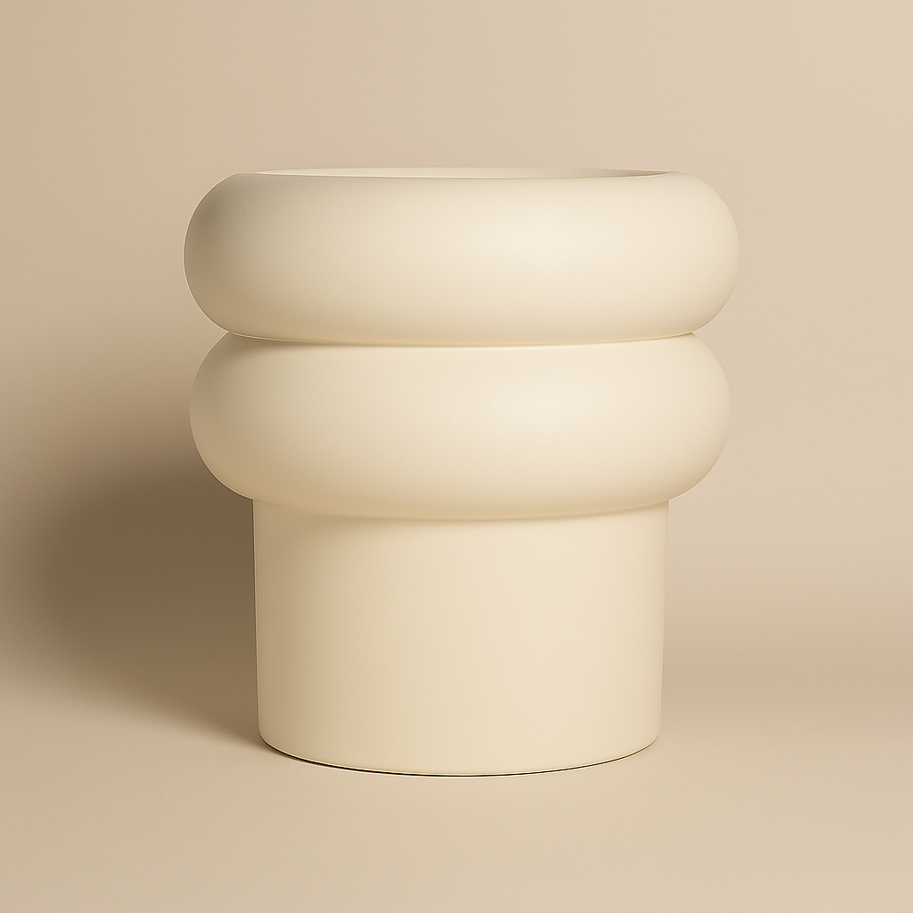 Leerer, großer Blumentopf in Off-White mit markanter runder Wellenform.