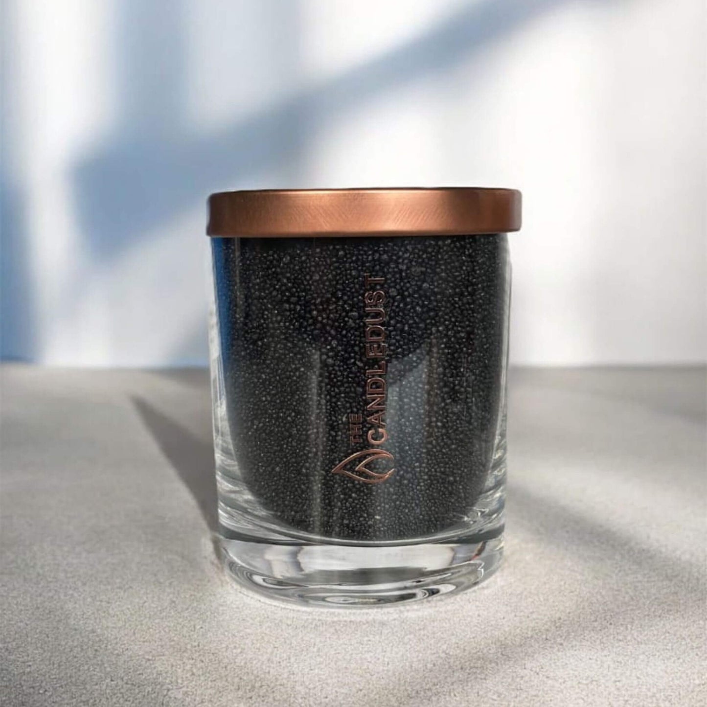 Geschlossene schwarze Kerze im Glas mit Kupferdeckel