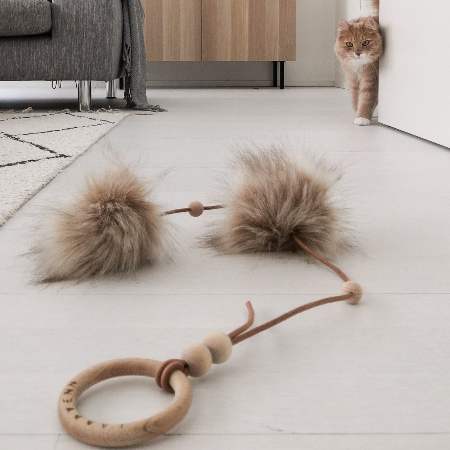 Interaktives Katzenspielzeug Tollo mit weichen Fellbällen und Holzring für Katzen