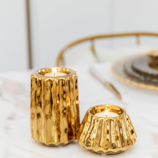 Aulica Teelichthalter Gold Keramik als Duo – großes Modell 11cm und flaches Modell nebeneinander mit brennenden Teelichtern auf Marmor