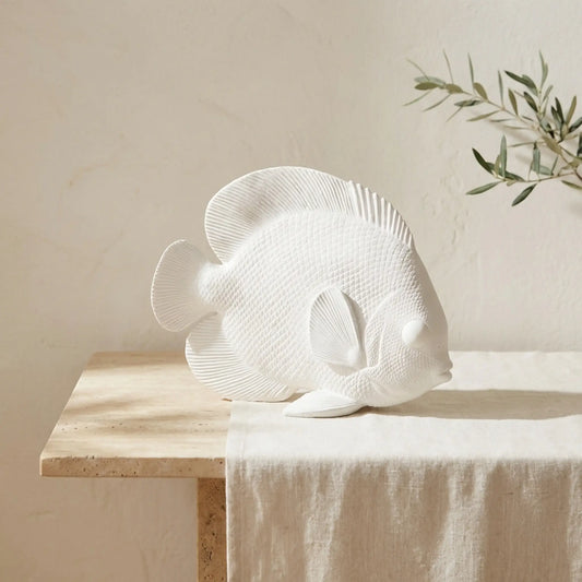Weißer Deko Fisch aus Polyresin auf Sideboard