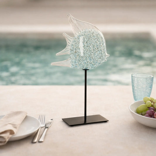 Dekorativer Glasfisch blau auf Metallfuß mit Meerblick