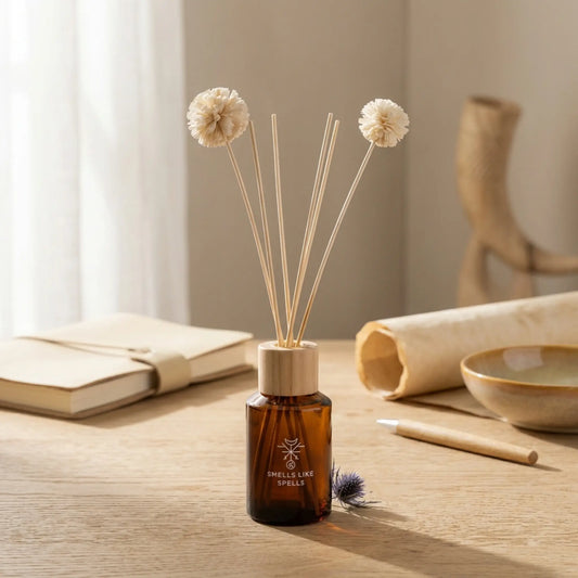 Raumparfüm BRAGI auf Holzschreibtisch mit Notizbuch und kreativer Atmosphäre