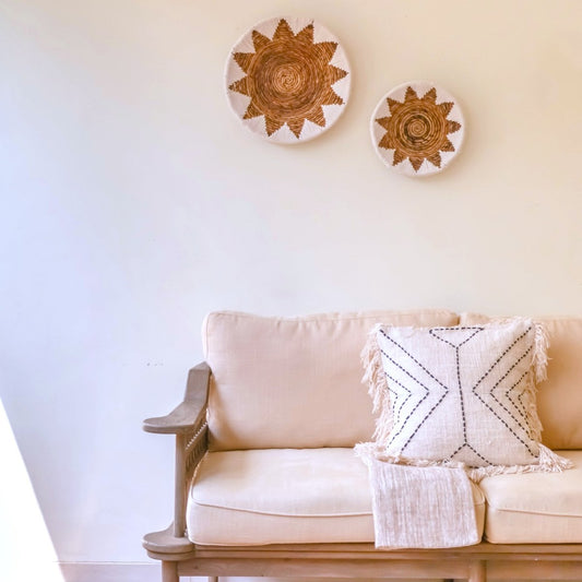 Geflochtene Wanddeko über hellem Sofa im Boho-Stil