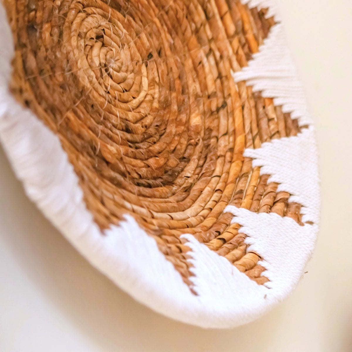 Detail der handgeflochtenen Wanddeko aus Seegras