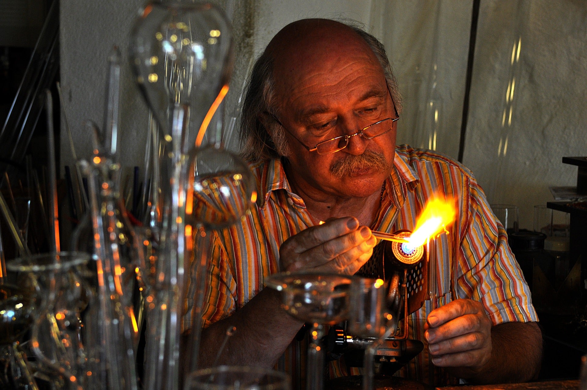 Faszination Glas: Geschmolzenes Glas auf Holz