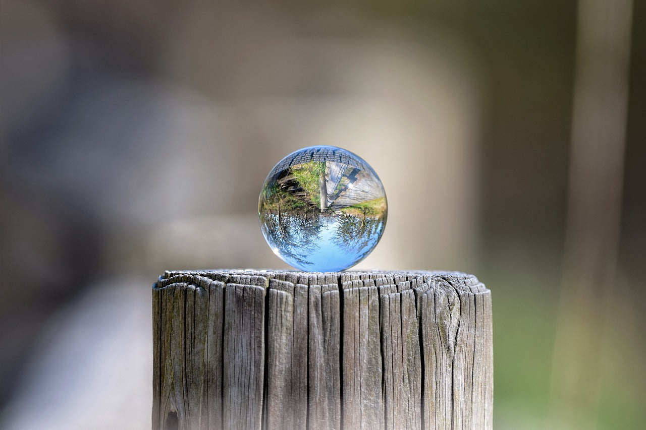 Harmonie in Kontrasten: Glas und Holz als Dekoration kombinieren