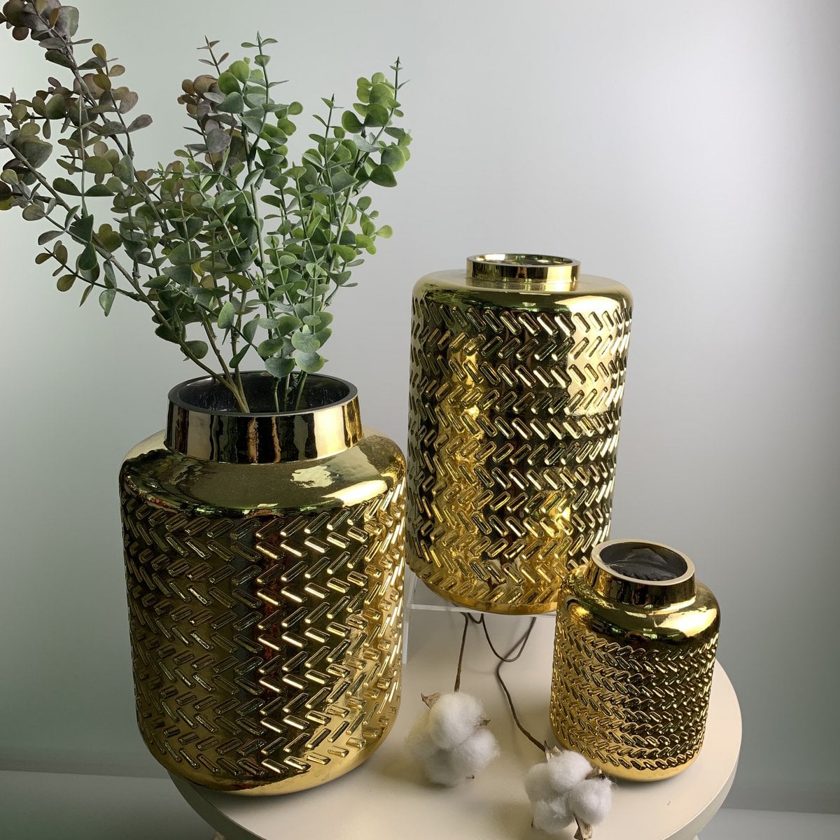 Goldene Vase aus Glas mit Relief
