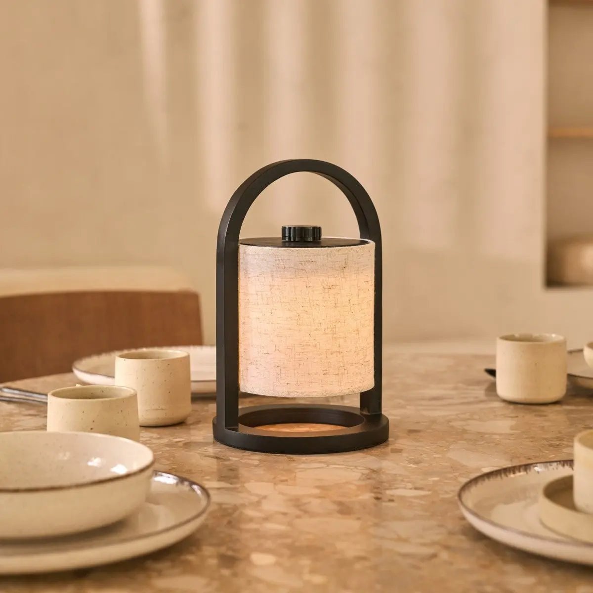 River kabellose Holz-Tischlampe in Schwarz