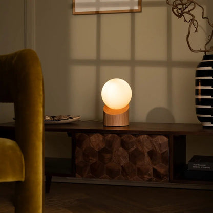 Quin Tischlampe aus Holz mit Milchglas