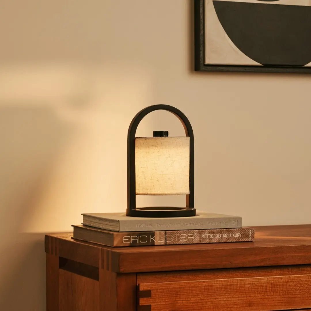 River kabellose Holz-Tischlampe in Schwarz