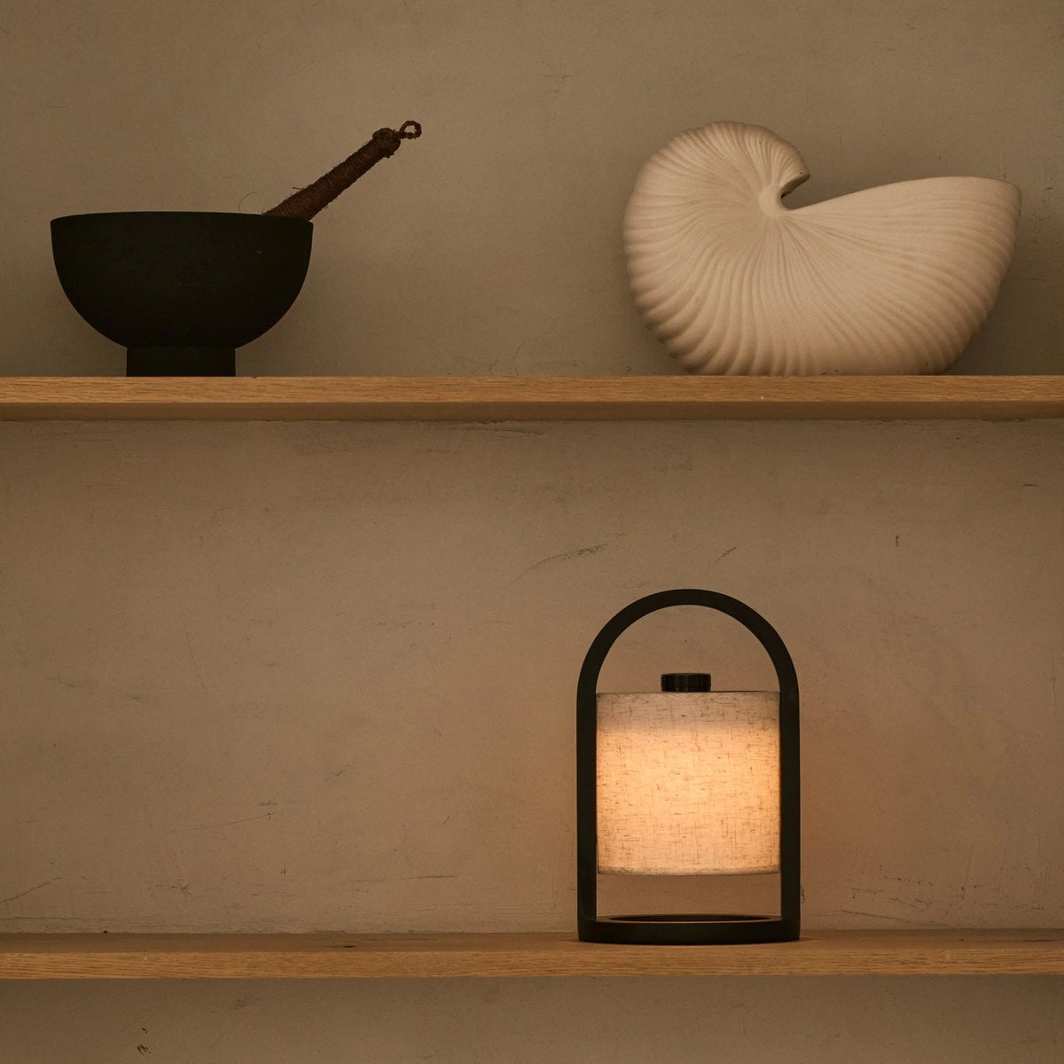 River kabellose Holz-Tischlampe in Schwarz