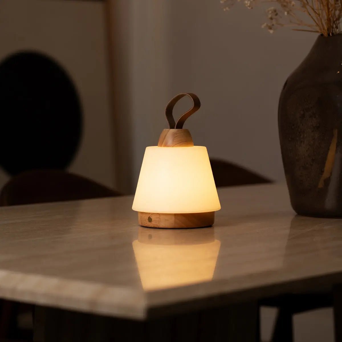 Kabellose Tischlampe Liv mit Lederband