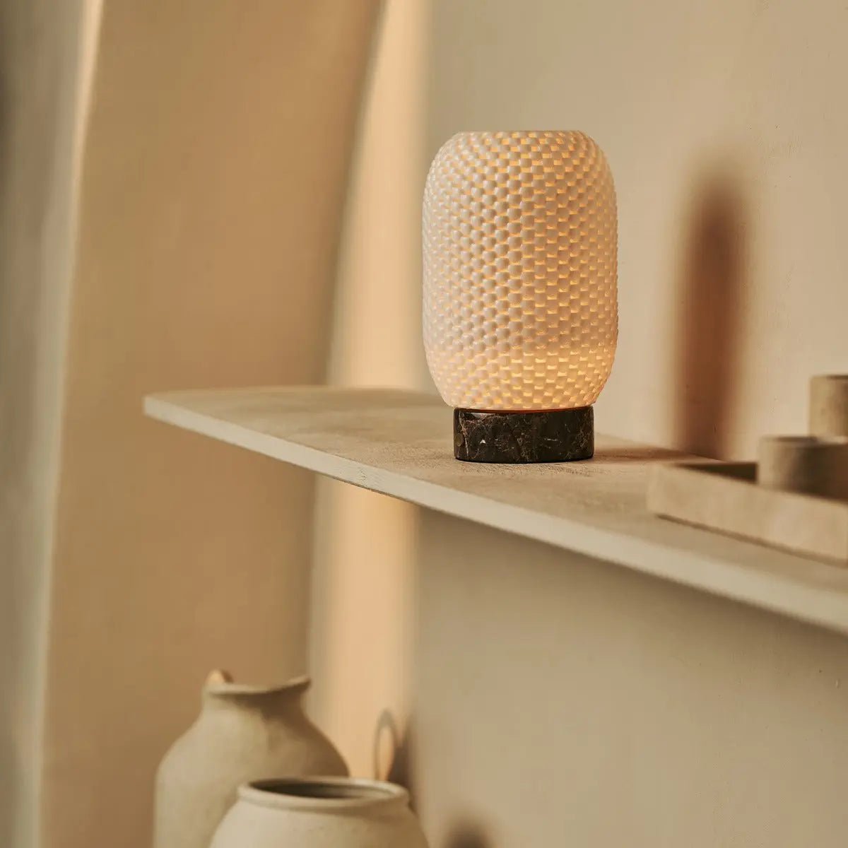 Aurora Marmor Akku-Tischlampe in Dunkelbraun