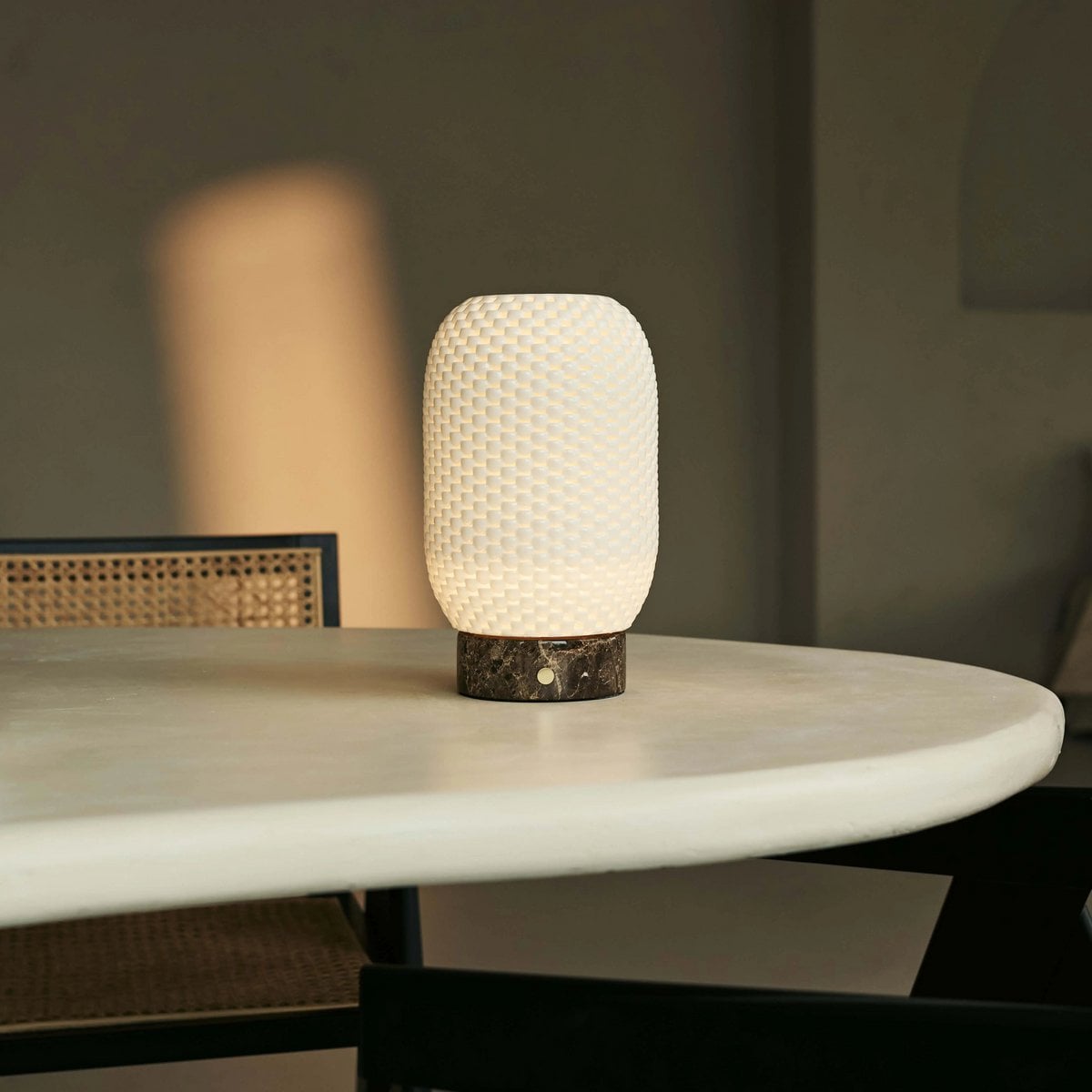 Aurora Marmor Akku-Tischlampe in Dunkelbraun