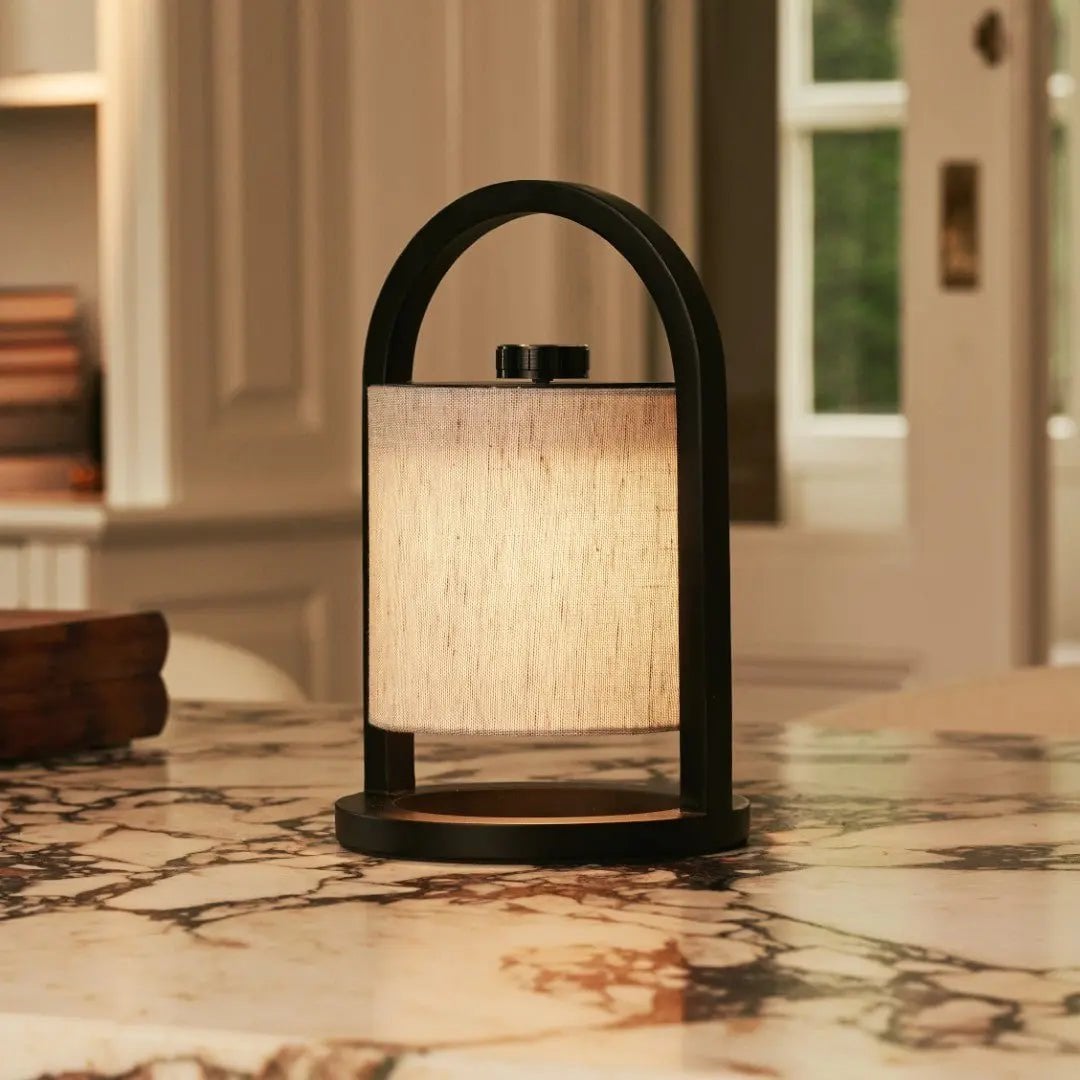 River kabellose Holz-Tischlampe in Schwarz