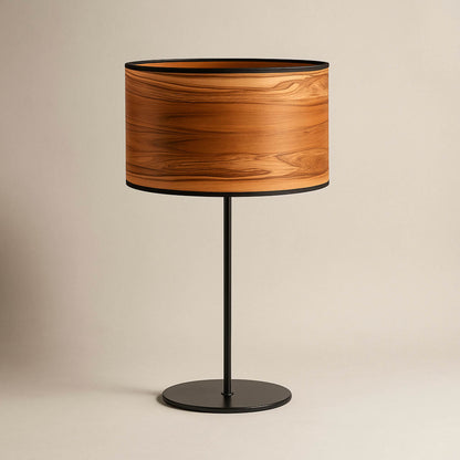 Arboreus 2 Tischlampe mit rundem Nussbaum-Satin-Lampenschirm und schwarzem Metallfuß, vor neutralem Hintergrund.