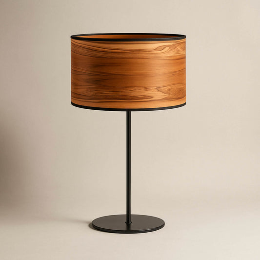 Arboreus 2 Tischlampe mit rundem Nussbaum-Satin-Lampenschirm und schwarzem Metallfuß, vor neutralem Hintergrund.