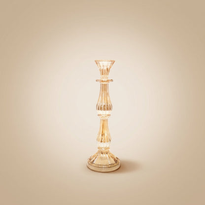Aulica Candlestick Amber mittleres Modell, 31 cm, gerippter geschwungener Glasschaft mit trichterförmiger Kerzenaufnahme und rundem Standfuß, auf neutralem beigen Hintergrund