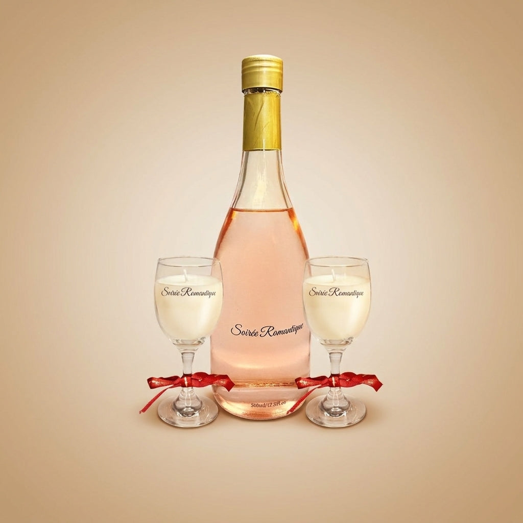 Aulica Soirée Romantique Set: Raumdiffusor in Weinflaschenform mit rosé-farbener Flüssigkeit und zwei Duftkerzen in Weinglas-Form, mit rotem Band zusammengebunden, auf beigem Hintergrund