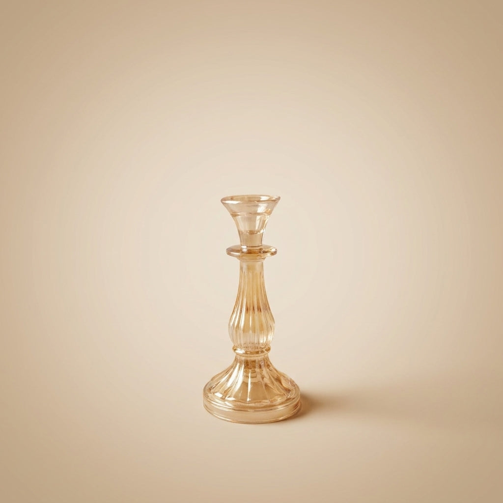 Aulica Candlestick in Amber-Glas, 21 cm, geschwungener gerippter Schaft mit ausgestelltem Standfuß und trichterförmiger Kerzenaufnahme, auf neutralem beigen Hintergrund